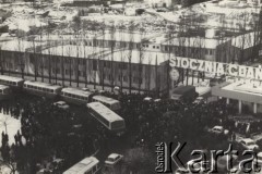 18.12.1978, Gdańsk, Polska.
Uroczystości rocznicowe w Stoczni Gdańskiej im. Lenina, upamiętniające Wydarzenia Grudniowe 1970 - złożenie wieńców. Widok z góry na uczestników obchodów, samochody oraz autokary.
Fot. NN, zbiory Ośrodka KARTA, przekazał Marcin Jabłoński