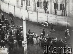 16.12.1977, brak miejsca, Polska.
Uroczystości rocznicowe upamiętniające Wydarzenia Grudniowe 1970 - złożenie kwiatów. Widok z góry na uczestników obchodów oraz wieńce.
Fot. NN, zbiory Ośrodka KARTA, Marcin Jabłoński.


