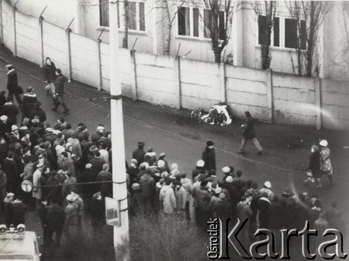 16.12.1977, brak miejsca, Polska.
Uroczystości rocznicowe upamiętniające Wydarzenia Grudniowe 1970 - złożenie kwiatów. Widok z góry na uczestników obchodów oraz wieńce.
Fot. NN, zbiory Ośrodka KARTA, Marcin Jabłoński.


