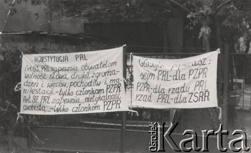 Lata 80-te, Warszawa, Polska.
Transparenty zawieszone na ogrodzeniu żoliborskiej posesji: 