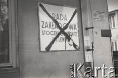 Sierpień 1980, Gdańsk, Polska.
Strajk w Stoczni Gdańskiej - przekreślony szyld, na którym widnieje napis: 