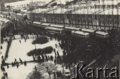 18.12.1978, Gdańsk, Polska.
Uroczystości rocznicowe w Stoczni Gdańskiej im. lenina, upamiętniające Wydarzenia Grudniowe 1970 - zawieszenie sztandaru. Widok z góry na uczestników obchodów, autokary oraz budynki stoczni.
Fot. NN, zbiory Ośrodka KARTA, kolekcję zdjęć przekazał Marcin Jabłoński