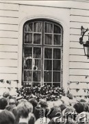 Po 20.06.1966, Warszawa, Polska.
Uwięzienie kopii obrazu Matki Boskiej Częstochowskiej w Archikatedrze św. Jana Chrzciciela spowodowane niezgodą władz na Milenijną Peregrynację jasnogórskiej ikony. Wierni zgromadzeni przed wystawionym w oknie obrazem. 
Fot. NN, zbiory Ośrodka KARTA, przekazał Marcin Jabłoński.