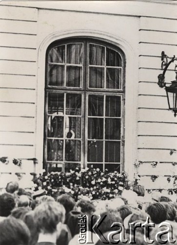 Po 20.06.1966, Warszawa, Polska.
Uwięzienie kopii obrazu Matki Boskiej Częstochowskiej w Archikatedrze św. Jana Chrzciciela spowodowane niezgodą władz na Milenijną Peregrynację jasnogórskiej ikony. Wierni zgromadzeni przed wystawionym w oknie obrazem. 
Fot. NN, zbiory Ośrodka KARTA, przekazał Marcin Jabłoński.