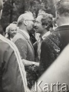 Październik 1984, Warszawa, Polska.
Seweryn Jaworski i Janusz Onyszkiewicz w przyjacielskim uścisku. 
Fot. Marcin Jabłoński, zbiory Ośrodka KARTA, przekazał Marcin Jabłoński.