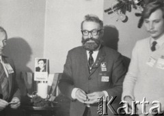 Po 19.10.1984, Warszawa, Polska.
Seweryn Jaworski (w okularach) i Bogdan Borusewicz. Po lewej stronie świeca, płonąca przed zdjęciem księdza Jerzego Popiełuszki - porwanego i zamordowanego przez funkcjonariuszy Służby Bezpieczeństwa.
Fot. Marcin Jabłoński, zbiory Ośrodka KARTA, przekazał Marcin Jabłoński.