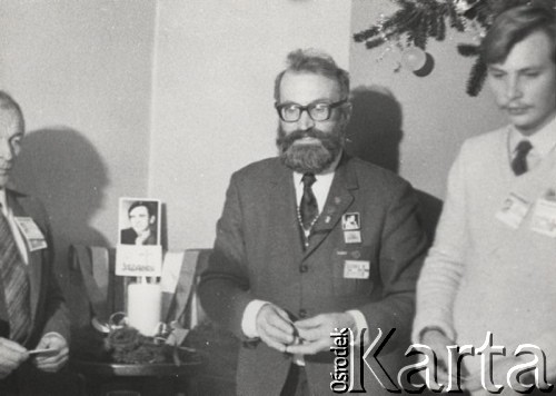 Po 19.10.1984, Warszawa, Polska.
Seweryn Jaworski (w okularach) i Bogdan Borusewicz. Po lewej stronie świeca, płonąca przed zdjęciem księdza Jerzego Popiełuszki - porwanego i zamordowanego przez funkcjonariuszy Służby Bezpieczeństwa.
Fot. Marcin Jabłoński, zbiory Ośrodka KARTA, przekazał Marcin Jabłoński.