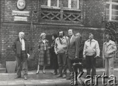 Po 1984, Toruń, Polska.
Sprawa o oddanie sutanny księdza Jerzego Popiełuszki - przed sądem stoją od lewej: mecenas Andrzej Grabiński, NN, NN, Sławomir Kretkowski, Edward Wende, NN oraz bracia zamordowanego księdza: Józef i Stanisław.
Fot. Marcin Jabłoński, zbiory Ośrodka KARTA, przekazał Marcin Jabłoński.