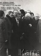 Styczeń 1990, Warszawa, Polska.
Vaclaw Havel przed grobem księdza Jerzego Popiełuszki znajdującym się na terenie Kościoła św. Stanisława Kostki na warszawskim Żoliborzu. Na zdjęciu widnieje napis - słowa Jana Pawła II wypowiedziane 5.11.1984: 