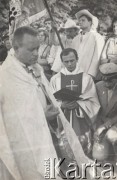 Przed 1984, Warszawa, Polska.
Ksiądz Jerzy Popiełuszko, ksiądz Czesław Banaszkiewicz (po lewej stronie) oraz poczet sztandarowy Huty Warszawa.
Fot. Marcin Jabłoński, zbiory Ośrodka KARTA, przekazał Marcin Jabłoński.