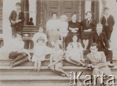 1920-1939, Polska.
Portret rodzinny - członkowie rodziny siedzą na ganku dworku ziemiańskiego.
Fot. NN, zbiory Ośrodka KARTA, kolekcję rodziny Petrulewiczów przekazały Halszka i Wanda Żuromskie

