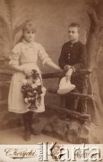 Przed 1900, Rosja. 
Zofia i  Witold Petrulewiczowie. Fotografia gabinetowa wykonana w scenerii imitującej las. 
Fot. C. Korycki, zbiory Ośrodka KARTA, kolekcję rodziny Petrulewiczów przekazały Halszka i Wanda Żuromskie