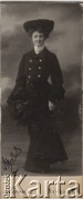 Ok.1900, Petersburg, Rosja.
Portret młodej kobiety w ciemnym stroju podróżnym.  
Fot. A. Lorens, zbiory Ośrodka KARTA, kolekcję rodziny Petrulewiczów przekazały Halszka i Wanda Żuromskie