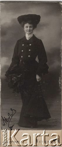 Ok.1900, Petersburg, Rosja.
Portret młodej kobiety w ciemnym stroju podróżnym.  
Fot. A. Lorens, zbiory Ośrodka KARTA, kolekcję rodziny Petrulewiczów przekazały Halszka i Wanda Żuromskie