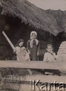 Przed 1914, Rosja.
Sceny z życia wsi - portret dzieci na tle chaty pokrytej strzechą.
Fot. NN, zbiory Ośrodka KARTA, kolekcję rodziny Petrulewiczów przekazały Halszka i Wanda Żuromskie