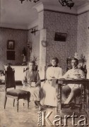 1900-1902, Rosja.
Rodzeństwo Petrulewiczów - Eugenia, Zofia i Witold w salonie rodzinnego domu.
Fot. NN, zbiory Ośrodka KARTA, kolekcję rodziny Petrulewiczów przekazały Halszka i Wanda Żuromskie