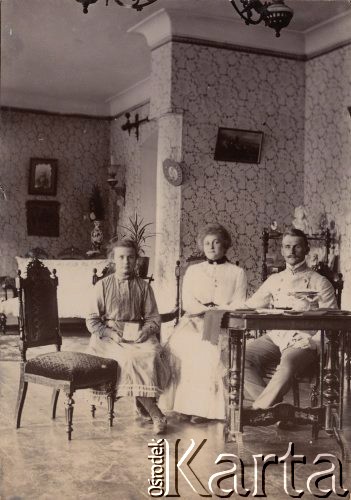1900-1902, Rosja.
Rodzeństwo Petrulewiczów - Eugenia, Zofia i Witold w salonie rodzinnego domu.
Fot. NN, zbiory Ośrodka KARTA, kolekcję rodziny Petrulewiczów przekazały Halszka i Wanda Żuromskie