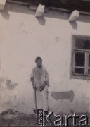 Przed 1914, Rosja.
Sceny z życia wsi - kilkuletni chłopak z kijem w zniszczonej koszuli na tle wiejskiej chaty.
Fot. NN, zbiory Ośrodka KARTA, kolekcję rodziny Petrulewiczów przekazały Halszka i Wanda Żuromskie