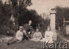 Po 1900, Rosja.
Członkowie rodziny Petrulewiczów: Witold, NN, Eugenia i Zofia.
Fot. NN, zbiory Ośrodka KARTA, kolekcję rodziny Petrulewiczów przekazały Halszka i Wanda Żuromskie