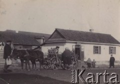 Przed 1914, Zwiahel (Nowogród Wołyński), Wołyń, Rosja.
Ulica miasteczka - mężczyzna i kobieta przy wozie, do którego zaprzęgnięte zostały konie. Na drugim planie widoczne domy.
Fot. NN, zbiory Ośrodka KARTA, kolekcję rodziny Petrulewiczów przekazały Halszka i Wanda Żuromskie