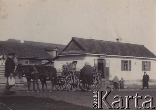 Przed 1914, Zwiahel (Nowogród Wołyński), Wołyń, Rosja.
Ulica miasteczka - mężczyzna i kobieta przy wozie, do którego zaprzęgnięte zostały konie. Na drugim planie widoczne domy.
Fot. NN, zbiory Ośrodka KARTA, kolekcję rodziny Petrulewiczów przekazały Halszka i Wanda Żuromskie