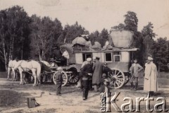 Przed 1914, Rosja.
W podróży - pasażerowie przed powozem konnym, na dachu którego znajdują się bagaże, w tle las. 
Fot. NN, zbiory Ośrodka KARTA, kolekcję rodziny Petrulewiczów przekazały Halszka i Wanda Żuromskie