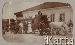 Przed 1914, Żytomierz, Rosja.
W podróży - Zofia, Witold i Eugenia Petrulewiczowie przed dyliżansem.
Fot. NN, zbiory Ośrodka KARTA, kolekcję rodziny Petrulewiczów przekazały Halszka i Wanda Żuromskie