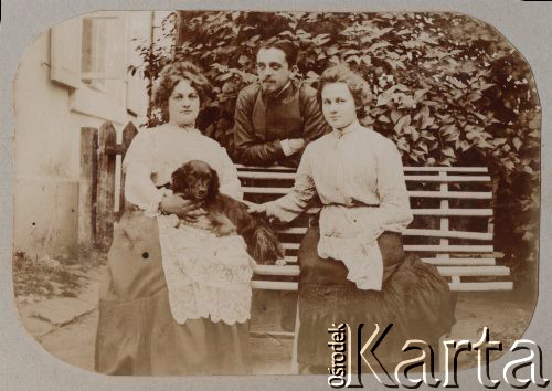 1900-1902, Rosja.
Siostry Petrulewicz - Zofia z psem na kolanach i Eugenia.
Fot. NN, zbiory Ośrodka KARTA, kolekcję rodziny Petrulewiczów przekazały Halszka i Wanda Żuromskie