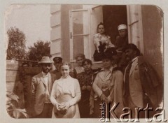 Ok. 1900, Rosja.
Rodzina Petrulewiczów, stoją od prawej: Petrulewicz ojciec (lekarz) z żoną Joanną ze Szpilewskich, z tyłu córka Zofia, z przodu (z kapeluszem) córka Eugenia . W oknie siedzą dzieci.
Fot. NN, zbiory Ośrodka KARTA, kolekcję rodziny Petrulewiczów udostępniły Halszka i Wanda Żuromskie
