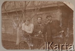 1900, Rosja.
Rodzina Petrulewiczów, oparci o rower stoją od prawej: Petrulewicz ojciec (lekarz), Joanna Petrulewiczowa i  córka Zofia.
Fot. NN, zbiory Ośrodka KARTA, kolekcję rodziny Petrulewiczów udostępniły Halszka i Wanda Żuromskie
