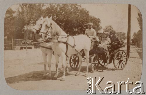 Przed 1914, Rosja.
Przejażdżka powozem konnym. W oddali widoczne są drzewa i zabudowa mieszkalna.
Fot. NN, zbiory Ośrodka KARTA, kolekcję rodziny Petrulewiczów udostępniły Halszka i Wanda Żuromskie