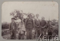 Przed 1914, Rosja.
Sceny z życia wsi - wiejskie dzieci w zniszczonych ubraniach.
Fot. NN, zbiory Ośrodka KARTA, kolekcję rodziny Petrulewiczów udostępniły Halszka i Wanda Żuromskie