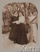 Ok. 1900, Rosja.
Kobiety w sadzie - z prawej stoi Zofia Petrulewicz, z lewej jej siostra Eugenia.
Fot. NN, zbiory Ośrodka KARTA, kolekcję rodziny Petrulewiczów udostępniły Halszka i Wanda Żuromskie