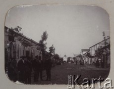 Przed 1914, Zwiahel (Nowogród Wołyński), Wołyń, Rosja.
Główna ulica miasteczka, w tle cerkiew prawosławana.
Fot. NN, zbiory Ośrodka KARTA, kolekcję rodziny Petrulewiczów udostępniły Halszka i Wanda Żuromskie
