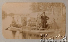 Ok. 1908, Miropol, Wołyń, Rosja.
Rzeka Słucz, grupa osób, między innymi siostry Petrulewicz: Zofia i Eugenia, podczas wycieczki łodzią. 
Fot. NN, zbiory Ośrodka KARTA, kolekcję rodziny Petrulewiczów udostępniły Halszka i Wanda Żuromskie
