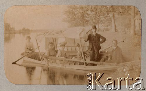 Ok. 1908, Miropol, Wołyń, Rosja.
Rzeka Słucz, grupa osób, między innymi siostry Petrulewicz: Zofia i Eugenia, podczas wycieczki łodzią. 
Fot. NN, zbiory Ośrodka KARTA, kolekcję rodziny Petrulewiczów udostępniły Halszka i Wanda Żuromskie
