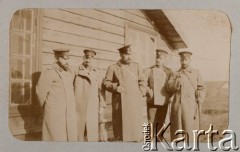 1905, Rosja.
Wojna rosyjsko-japońska, żołnierze Przed chatą, drugi z prawej stoi lekarz Witold Petrulewicz.
Fot. NN, zbiory Ośrodka KARTA, kolekcję rodziny Petrulewiczów udostępniły Halszka i Wanda Żuromskie
