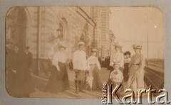 1900-1905, Rosja.
Grupa osób - oficer armii carskiej i kobiety, na peronie dworca kolejowego.
Fot. NN, zbiory Ośrodka KARTA, kolekcję rodziny Petrulewiczów udostępniły Halszka i Wanda Żuromskie
