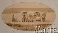 Ok. 1908, Miropol, Wołyń, Rosja.
Rzeka Słucz, grupa osób, między innymi siostry Petrulewicz: Zofia i Eugenia, podczas wycieczki łodzią. 
Fot. NN, zbiory Ośrodka KARTA, kolekcję rodziny Petrulewiczów udostępniły Halszka i Wanda Żuromskie
