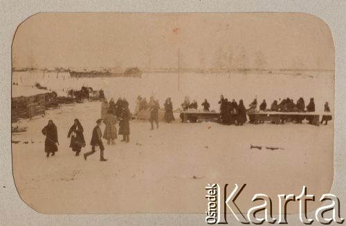 1905, Rosja.
Wojna rosyjsko-japońska, targowisko - stragany z żywnością sPrzedawaną przez chłopów, w tle zabudownia wsi.
Fot. NN, zbiory Ośrodka KARTA, kolekcję rodziny Petrulewiczów udostępniły Halszka i Wanda Żuromskie
