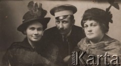 Ok. 1905, Żytomierz, Rosja.
Portret rodzinny - Tadeusz Petrulewicz z siostrami: Eugenią (z lewej) i Zofią.
Fot. NN, zbiory Ośrodka KARTA, kolekcję rodziny Petrulewiczów przekazały Halszka i Wanda Żuromskie