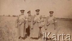 1905, Mandżuria.
Wojna rosyjsko-japońska, czterej rosyjscy sanitariusze.
Fot. NN, zbiory Ośrodka KARTA, kolekcję rodziny Petrulewiczów udostepniły Halszka i Wanda Żuromskie.

