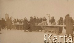 1905, Rosja.
Wojna rosyjsko-japońska, żołnierze kupujący prowiant od wiejskich kobiet na stacji kolejowej.
Fot. NN, zbiory Ośrodka KARTA, kolekcję rodziny Petrulewiczów udostępniły Halszka i Wanda Żuromskie
