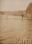 1908, Miropol, Wołyń, Rosja.
Dwaj mężczyźni na kładce nad rzeką Słucz.
Fot. NN, zbiory Ośrodka KARTA, kolekcję rodziny Petrulewiczów udostepniły Halszka i Wanda Żuromskie.

