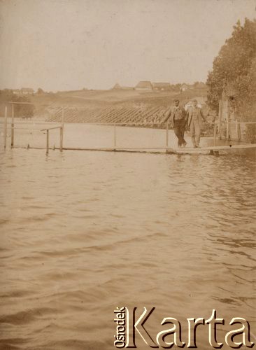 1908, Miropol, Wołyń, Rosja.
Dwaj mężczyźni na kładce nad rzeką Słucz.
Fot. NN, zbiory Ośrodka KARTA, kolekcję rodziny Petrulewiczów udostepniły Halszka i Wanda Żuromskie.


