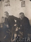 1908, Miropol, Wołyń, Rosja.
Z lewej siedzi doktor Witold Petrulewicz.
Fot. NN, zbiory Ośrodka KARTA, kolekcję rodziny Petrulewiczów udostepniły Halszka i Wanda Żuromskie.

