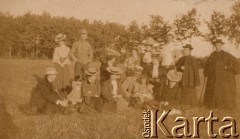 Ok. 1905, Rosja.
Grupa osób w plenerze - kobiety, dzieci, żołnierze rosyjscy i duchowni.
Fot. NN, zbiory Ośrodka KARTA, kolekcję rodziny Petrulewiczów udostepniły Halszka i Wanda Żuromskie.

