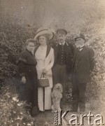 Przed 1914, Zwiahel, Ukraina, Rosja.
Rodzina Petrulewiczów, stoją od prawej: Petrulewicz ojciec (lekarz), Tadeusz Petrulewicz, Zofia z Petrulewiczów Kossińska, Joanna ze Szpilewskich Petrulewiczowa (matka). 
Fot. NN, zbiory Ośrodka KARTA, kolekcję rodziny Petrulewiczów udostępniły Halszka i Wanda Żuromskie