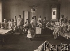 1916, Zwiahel, Ukraina, Rosja.
Personel i pacjenci szpitala powiatowego.
Fot. NN, zbiory Ośrodka KARTA, kolekcję rodziny Petrulewiczów udostępniły Halszka i Wanda Żuromskie