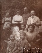 Przed 1914, Zwiahel, Ukraina, Rosja.
Z tyłu od lewej stoją: NN, Eugenia z Petrulewiczów Kobylańska, NN - żołnierz armii carskiej, Witold Petrulewicz, z lewej siedzi Joanna ze Szpilewskich Petrulewiczowa.
Fot. NN, zbiory Ośrodka KARTA, kolekcję rodziny Petrulewiczów udostępniły Halszka i Wanda Żuromskie